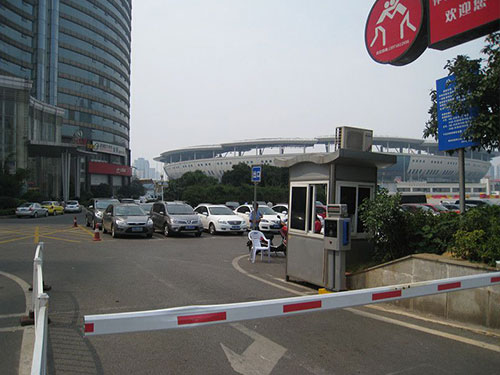賀龍?bào)w育館停車場
