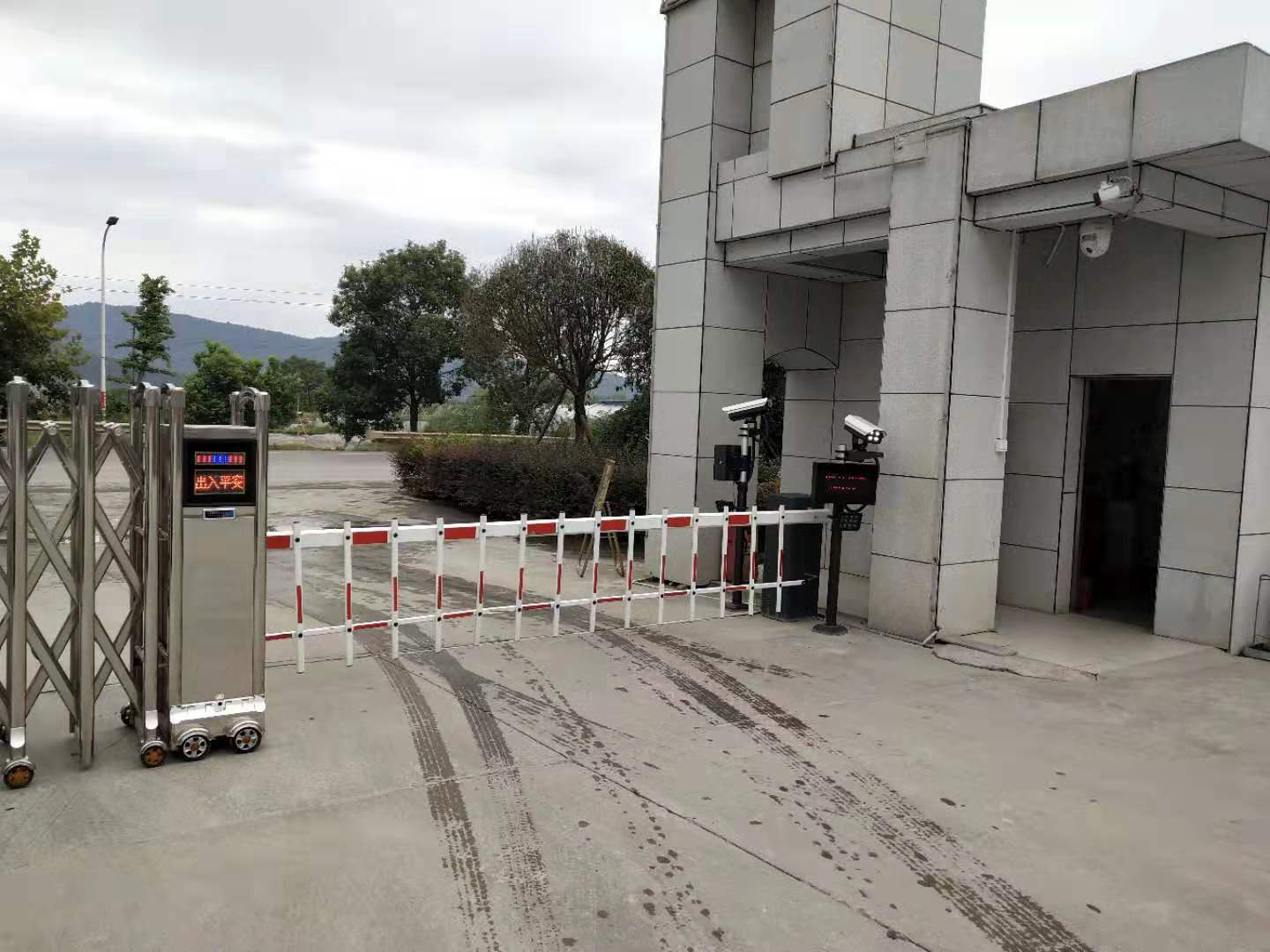 長沙雷隆智能科技有限公司,車牌識別系統(tǒng),停車收費(fèi)系統(tǒng),車牌識別一體機(jī),智能通道閘,湖南車牌識別道閘系統(tǒng),人行通道閘,智能道閘